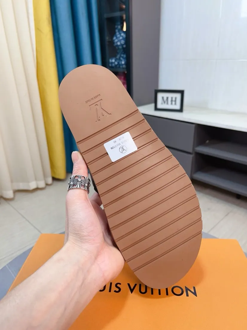 Men's shoes💰300🌹🌹【LV】Multi-color new men's slippers, original top-quality version, original special cowhide with pebbled embossing➕sheepskin on the inner and side, non-slip combination sole, more stable walking, more comfortable and lightweight, high-end and generous, size: 38~44